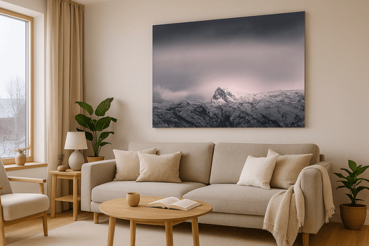 Mystisk Fjelltopp i Vinterskinn – Naturfotografi i Eksklusiv Kvalitet