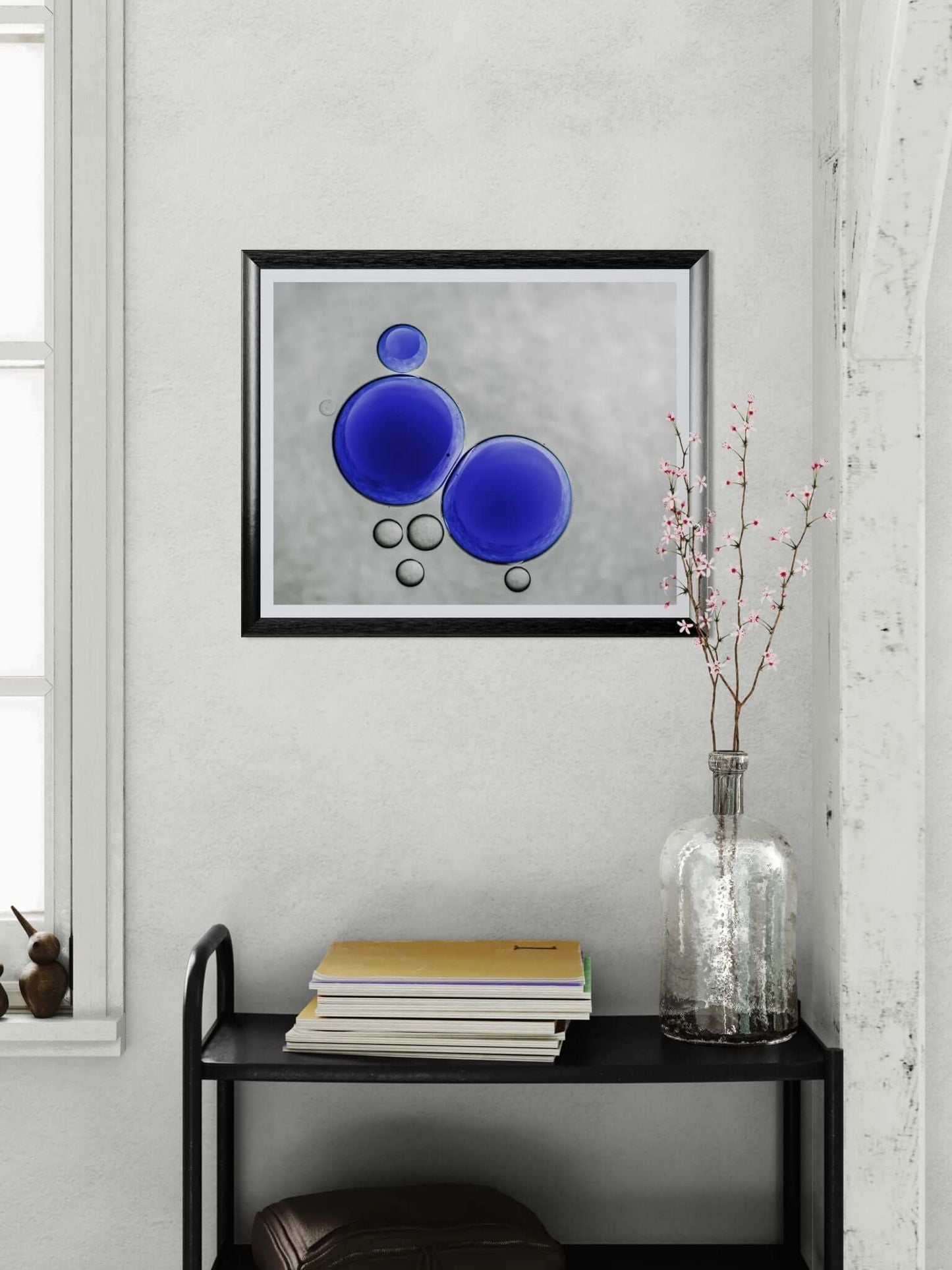 Moderne kunstplakat med blå bobler – stilren veggkunst til hjem og kontor
