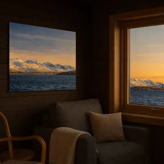 Vegg bilde av De syv søstre Helgeland med gyllent lys og havutsikt fra stuevindue.