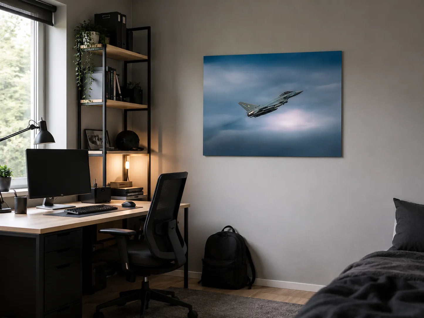 Eurofighter Typhoon veggbilde av militærfly i stigning mot dramatisk himmel.