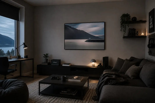 Fyrlykten ved Vefsnfjorden i moderne stue med stilfull belysning og interiør.