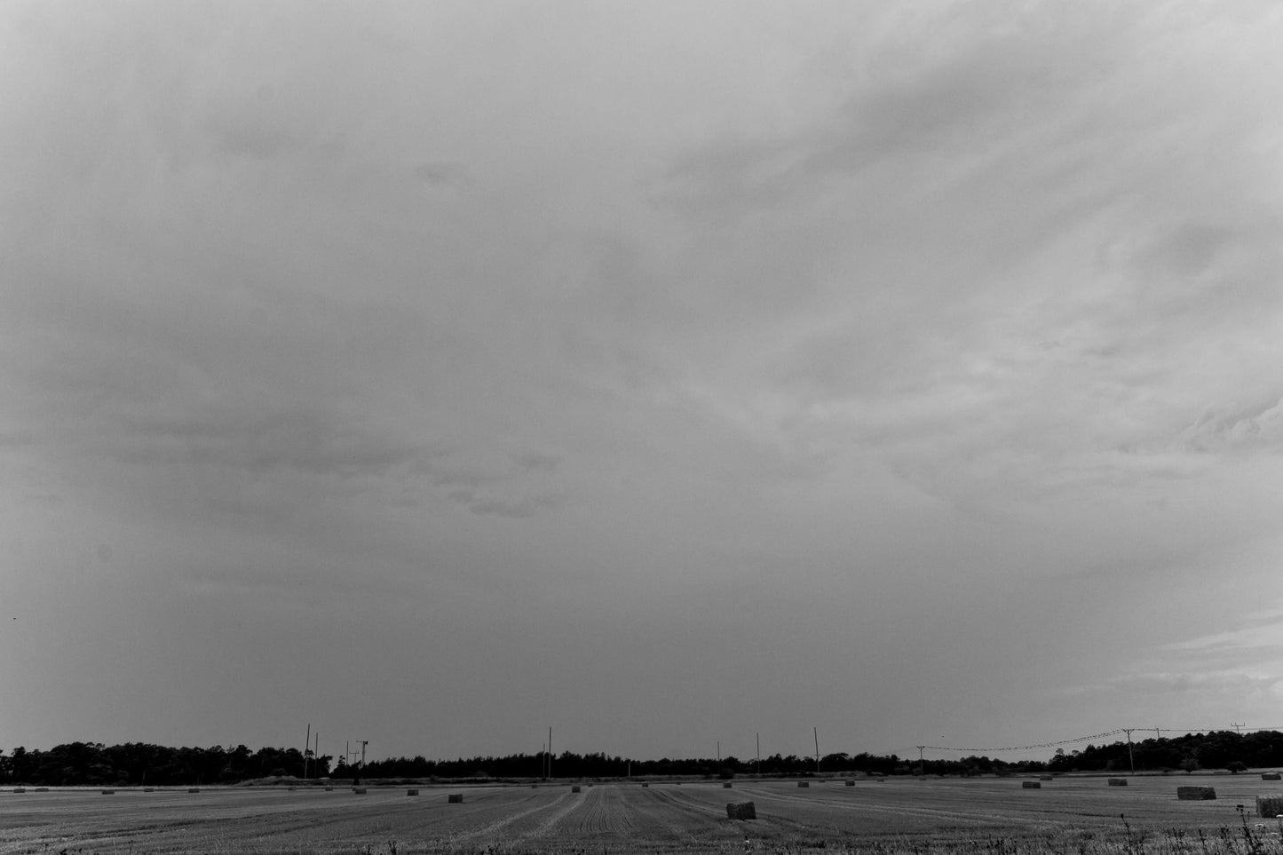 Minimalistisk horisont – Stille øyeblikk i sort-hvitt