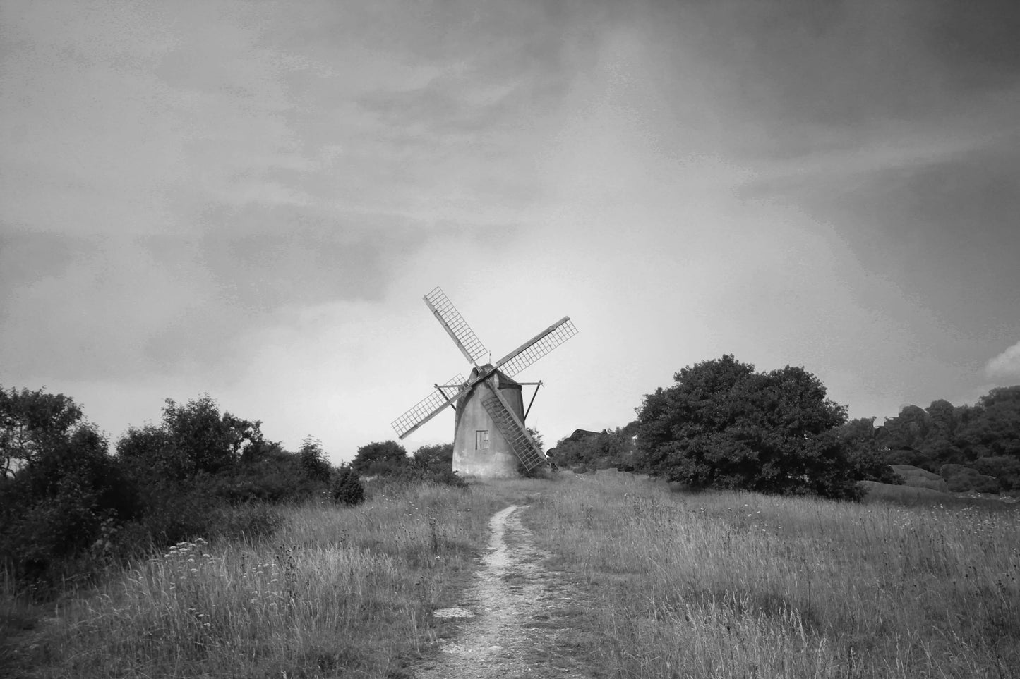 Tidløs eleganse – Sort-hTidløs eleganse er et eksklusivt sort-hvitt veggbilde av en klassisk vindmølle. Minimalistisk fotokunst i høy kvalitet, tilgjengelig hos Fotofryd.no.vitt fotokunst av en klassisk vindmølle