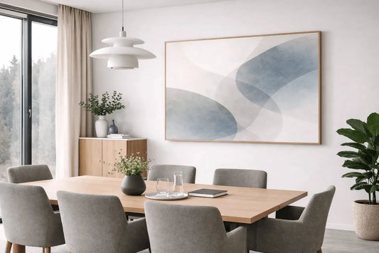 Kjølig Balanse Nonfigurativ abstrakt akustikkplate hengende i et moderne spisebordsmiljø.