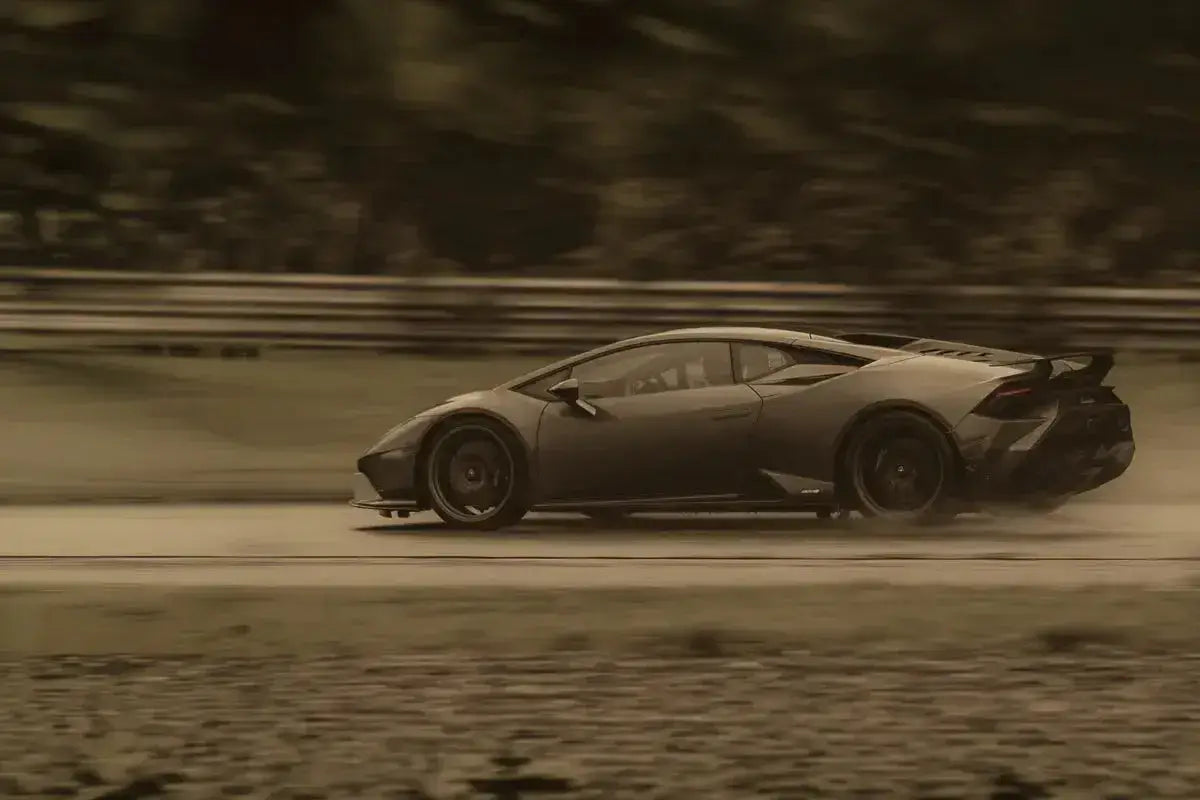 Lamborghini i regnvåt fart – bil i høy fart på våt bane med bevegelsesfølelse og eleganse.