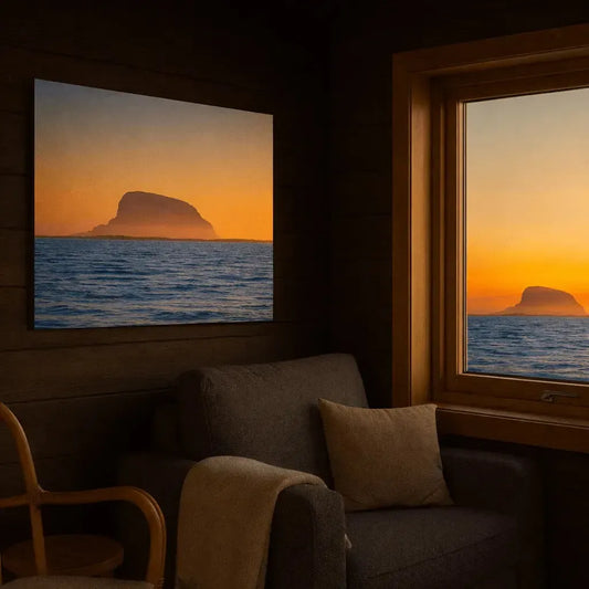 Lovund i solnedgang - veggbilde med gyllent lys og havutsikt fra stuevindue.