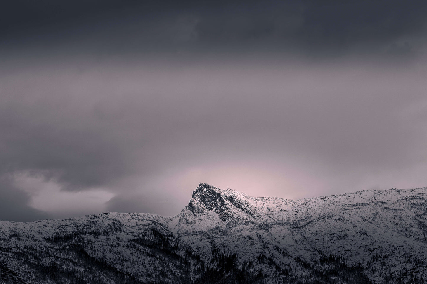 Mystisk Fjelltopp i Vinterskinn – Naturfotografi i Eksklusiv Kvalitet