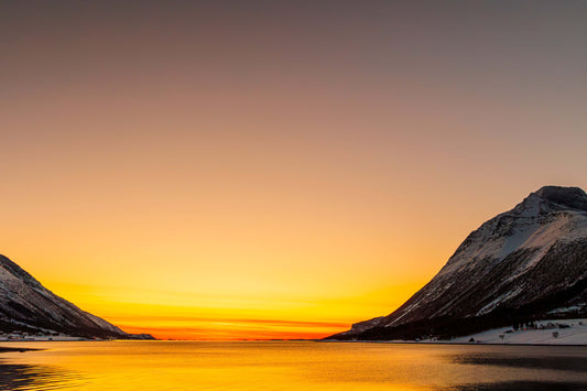 Nordisk solnedgang – magisk lys over fjord og fjell