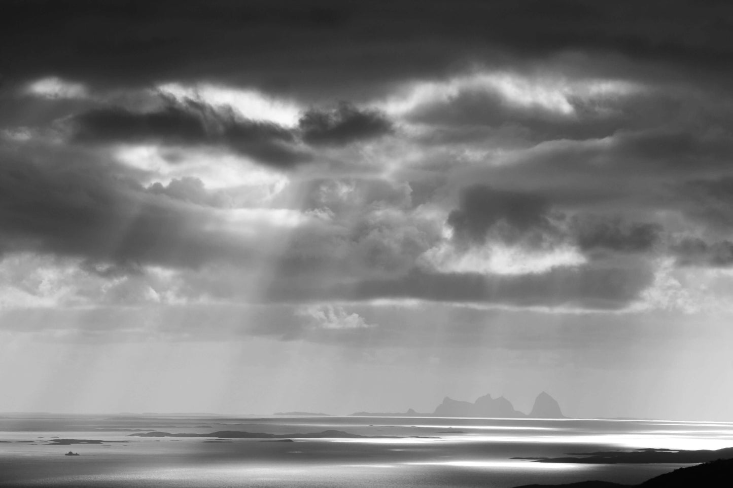 Magisk lys over havet – Sort-hvitt fotokunst av norsk kystlandskap