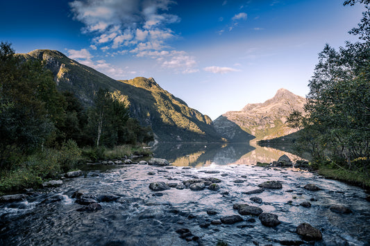 Silavannet – fjellro og speilblank natur på Helgeland med klart vann og mektige fjell i bakgrunnen.