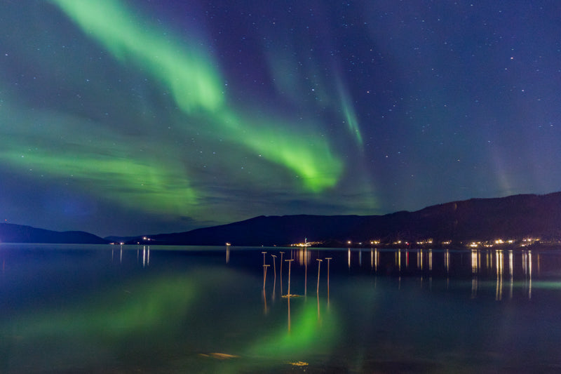 Nordlys over stille fjord – veggbilde