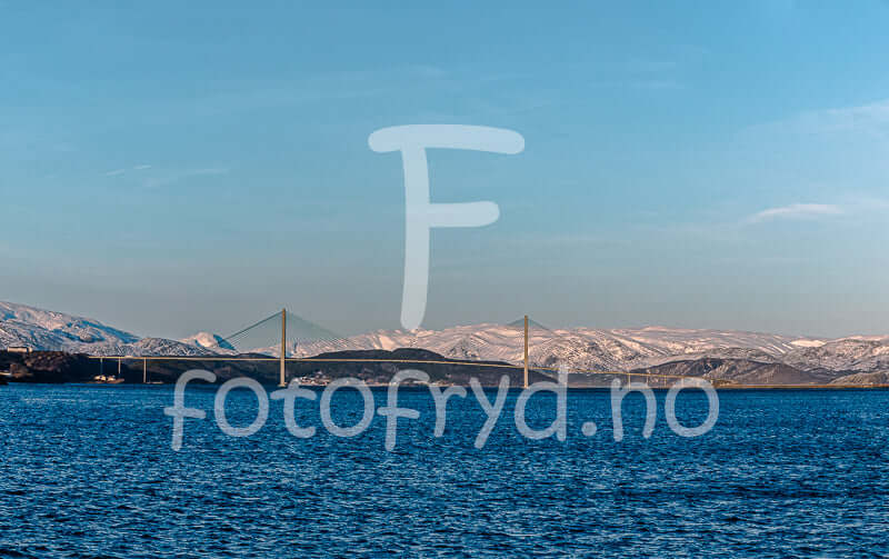 Helgelandsbrua – veggbilde med fjord, fjell og nordisk ro, vakkert landskap med bro og fjell i bakgrunnen.