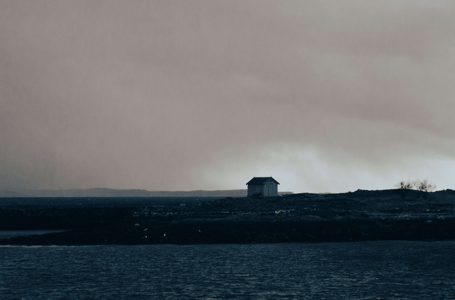 Ensom hytte – Mystisk kystlandskap