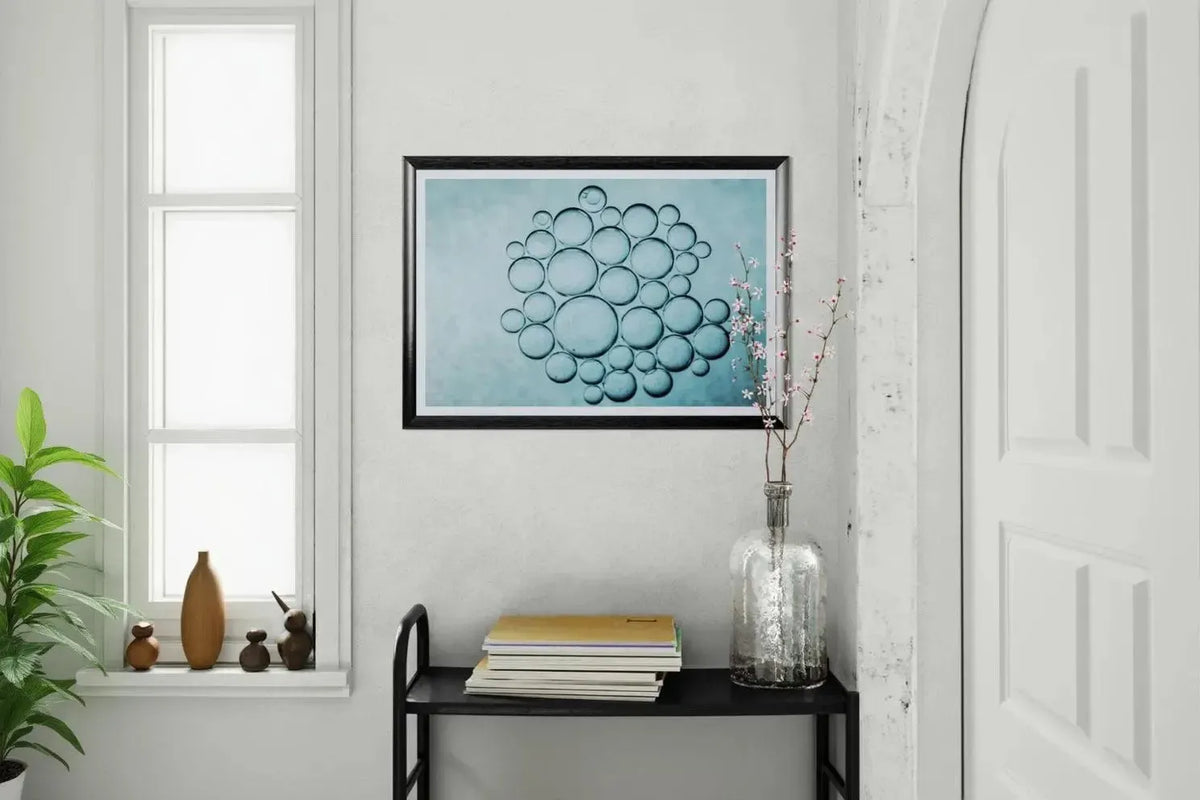 Minimalistisk interiør med kunst, blomster og bøker – inspirasjon til hjemmet
