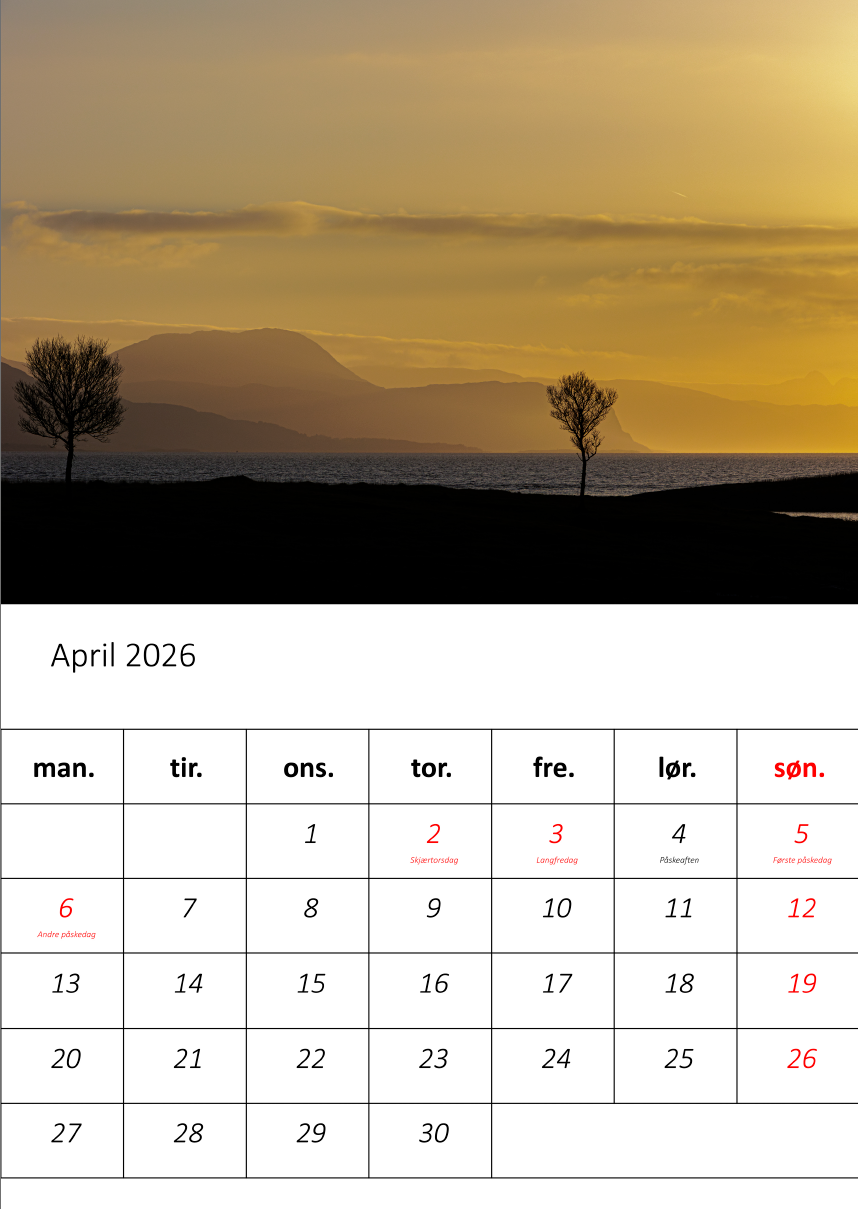 Kalenderbilde for april 2026 med dramatiske fjell og solnedgang over vannet.