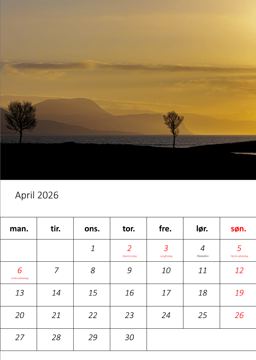 Kalenderbilde for april 2026 med dramatiske fjell og solnedgang over vannet.