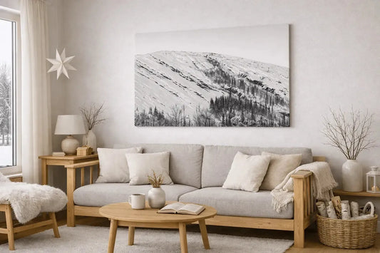 Snølinjer – Sort-hvitt panoramabilde fra vinterfjellet