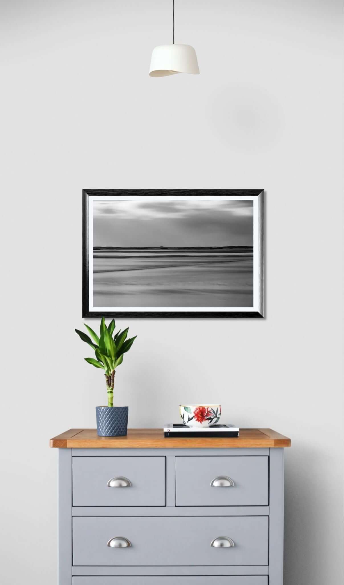 Minimalistisk interiør med grå kommode og kunstfoto – ro og stil til hjemmet