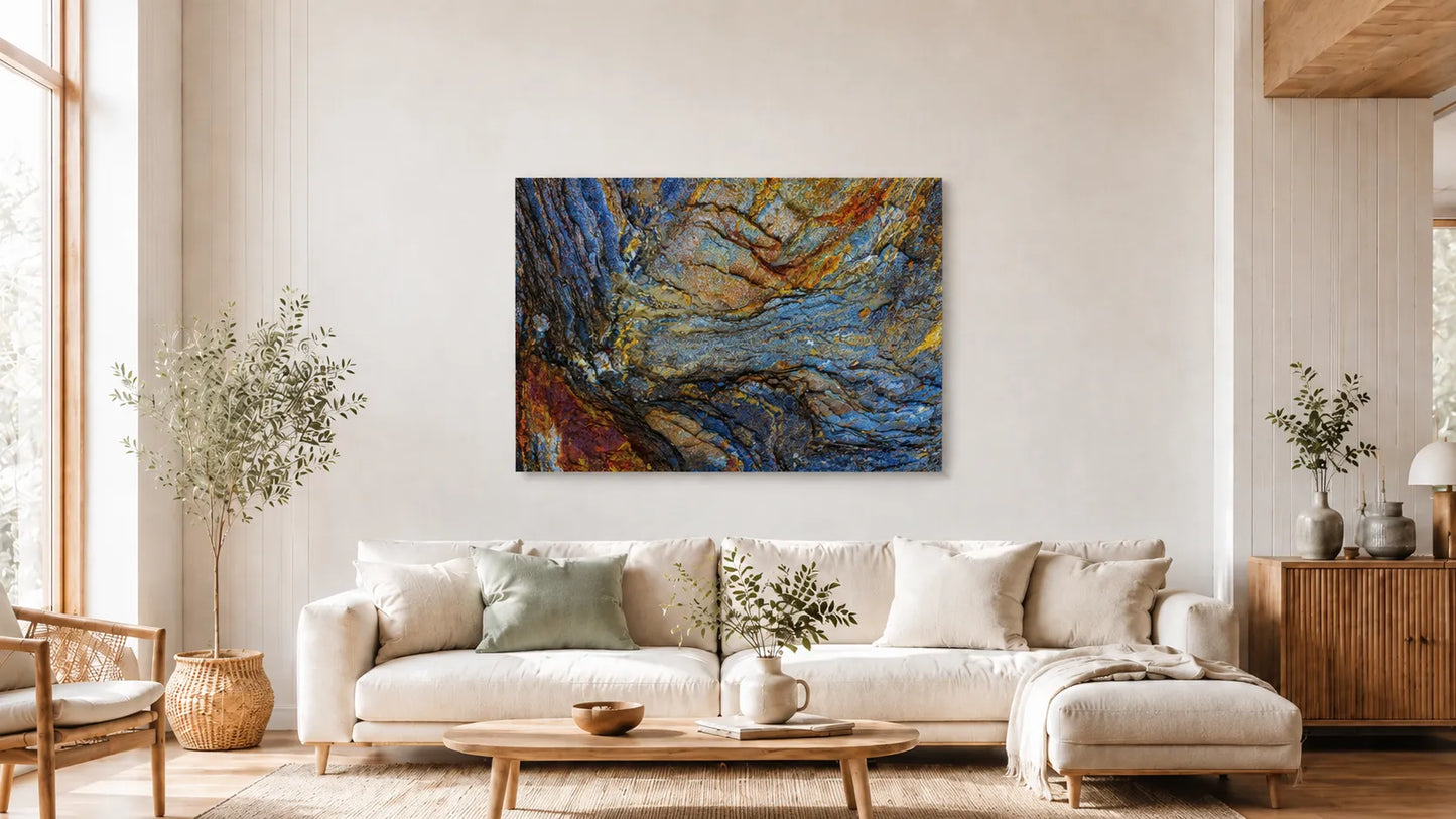 Urkraft veggbilde i moderne stue med blåtoner, gule og oransje nyanser, inspirert av naturens abstrakte kunst.