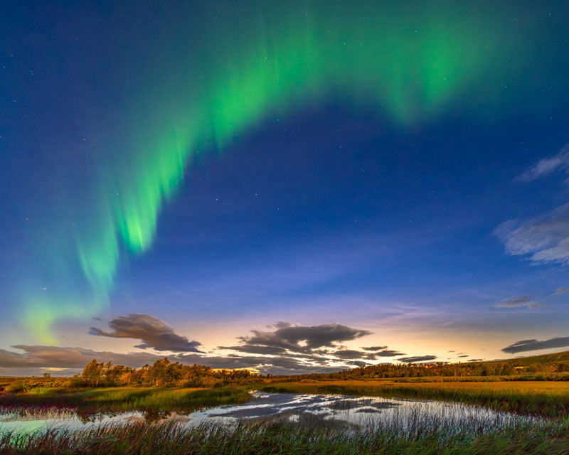 Nordlys over tjønn