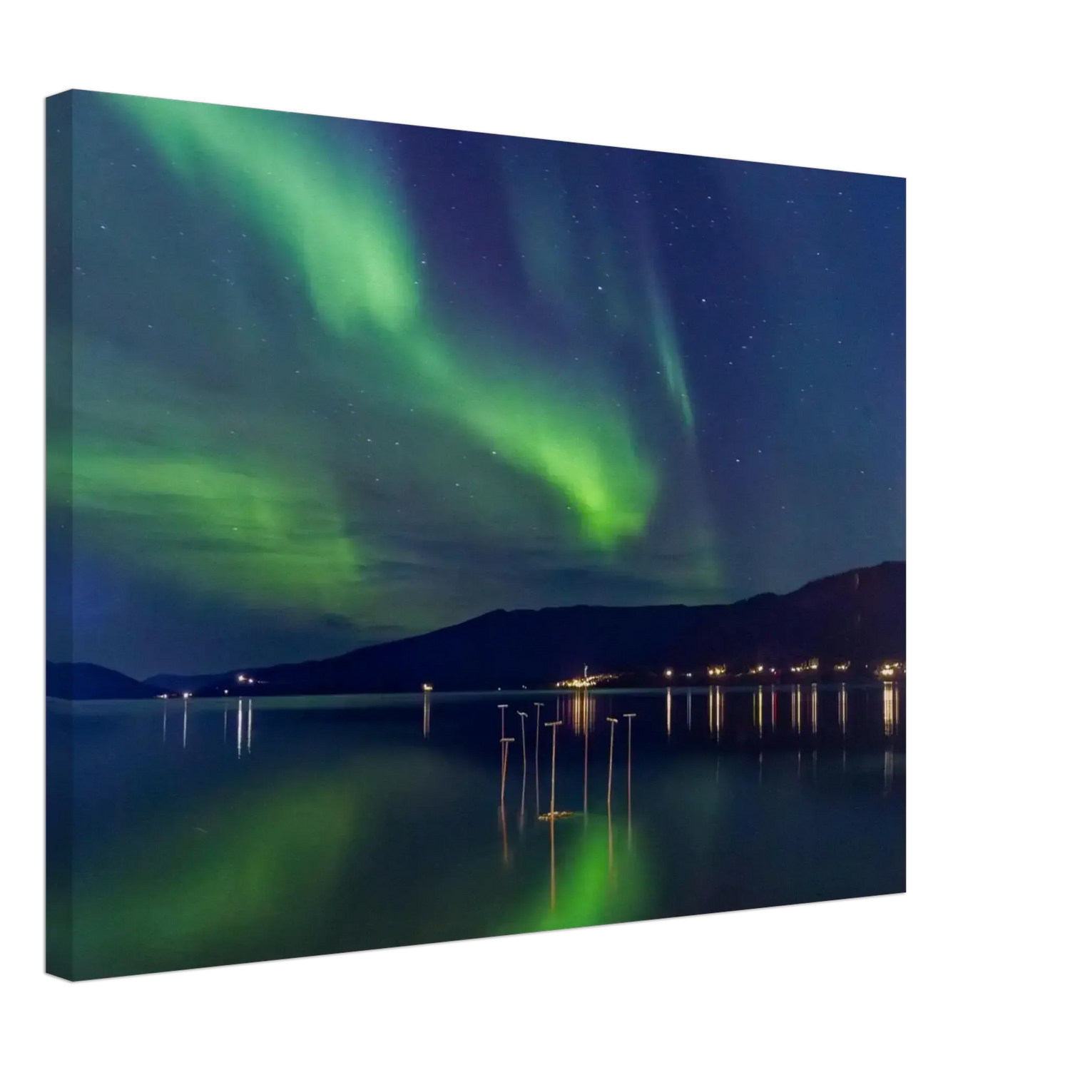 Nordlys Aurora Borealis over fjorden med stjerner og refleksjoner i vannet.
