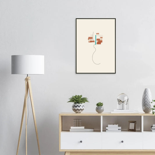 Fragmentert ro – minimalistisk abstrakt kunstplakat på veggen med lyse møbler og planter.