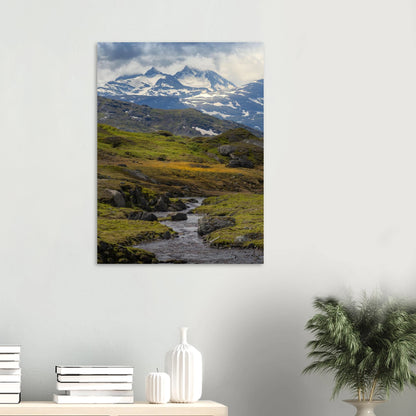Lappfjellbekken med snødekte topper i bakgrunnen, perfekt veggbilde for nordisk naturopplevelse.