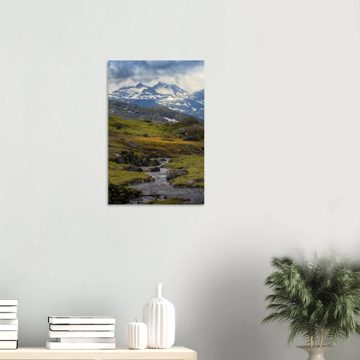 Lappfjellbekken veggbilde med fjellbekk og snødekte topper i nordisk høyfjellslandskap
