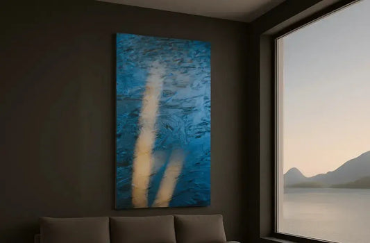 Abstrakt kunst og interiør – moderne uttrykk med natur og bøker