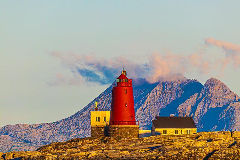 Åsvær fyr i Kveldssol Fotofryd.no