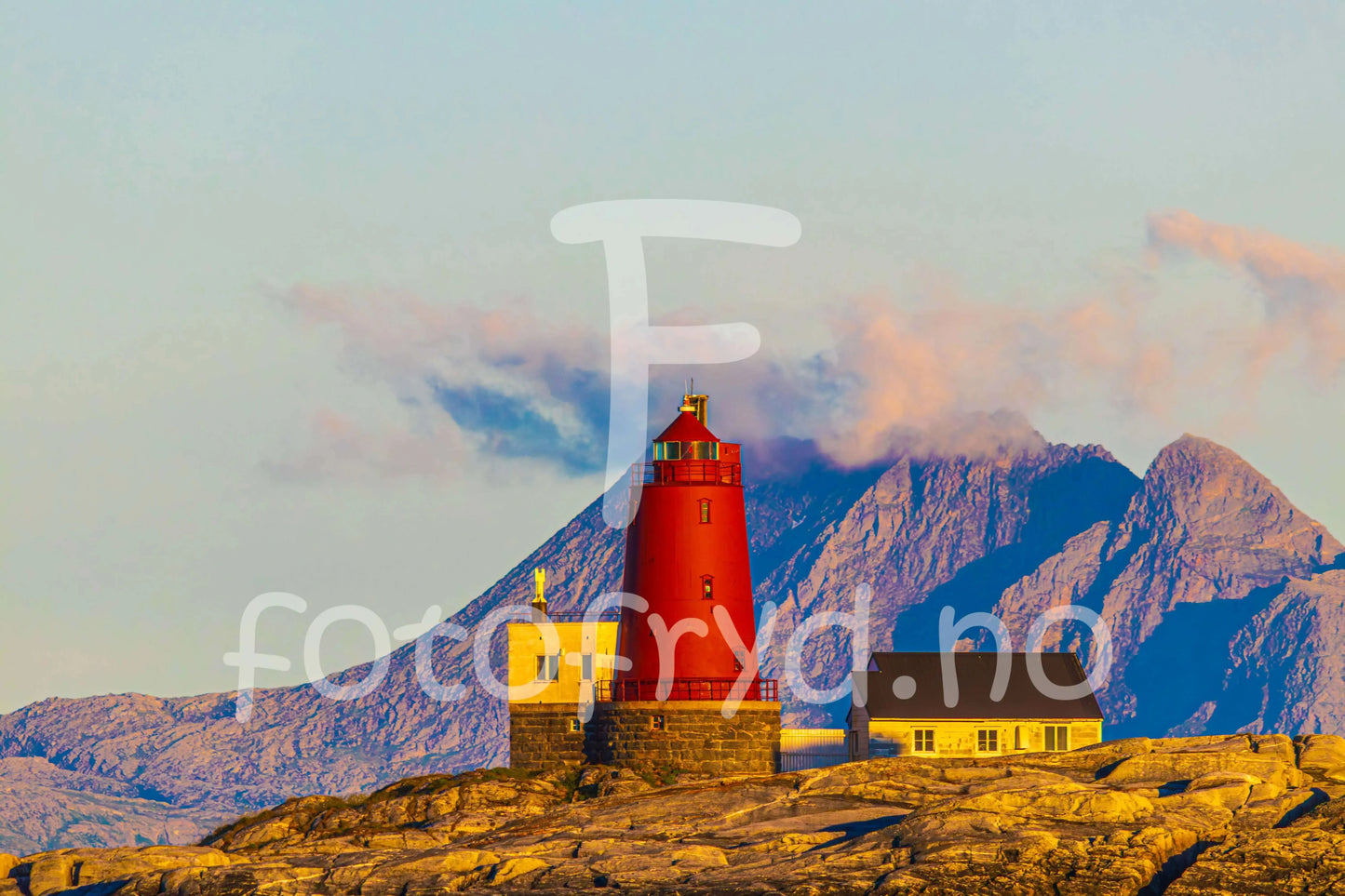 Åsvær fyr i Kveldssol Fotofryd.no
