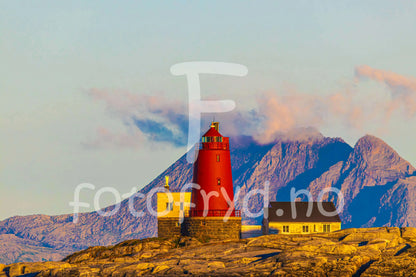 Åsvær fyr i Kveldssol Fotofryd.no