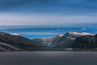 Austerdalsvannet ved Svartisen – rolig fjellandskap med snødekte topper og stille vann.