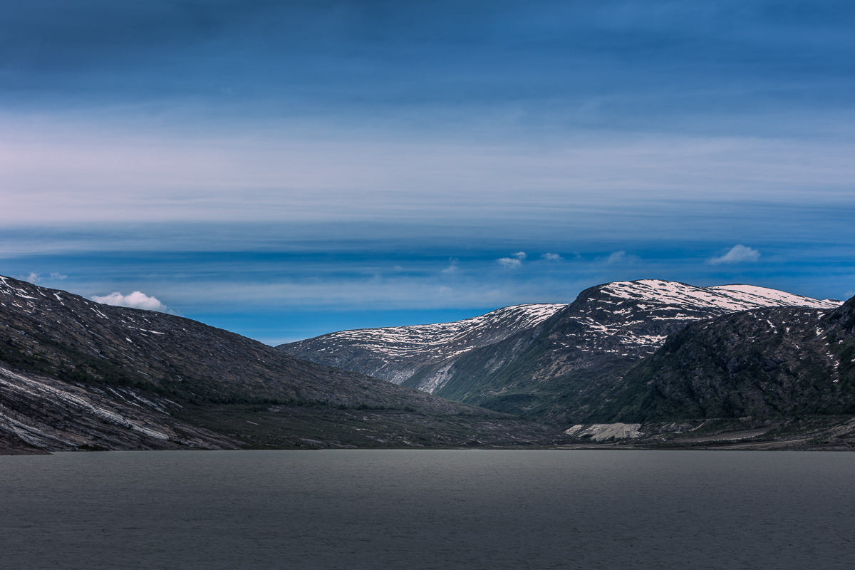 Austerdalsvannet ved Svartisen – rolig fjellandskap med snødekte topper og stille vann.