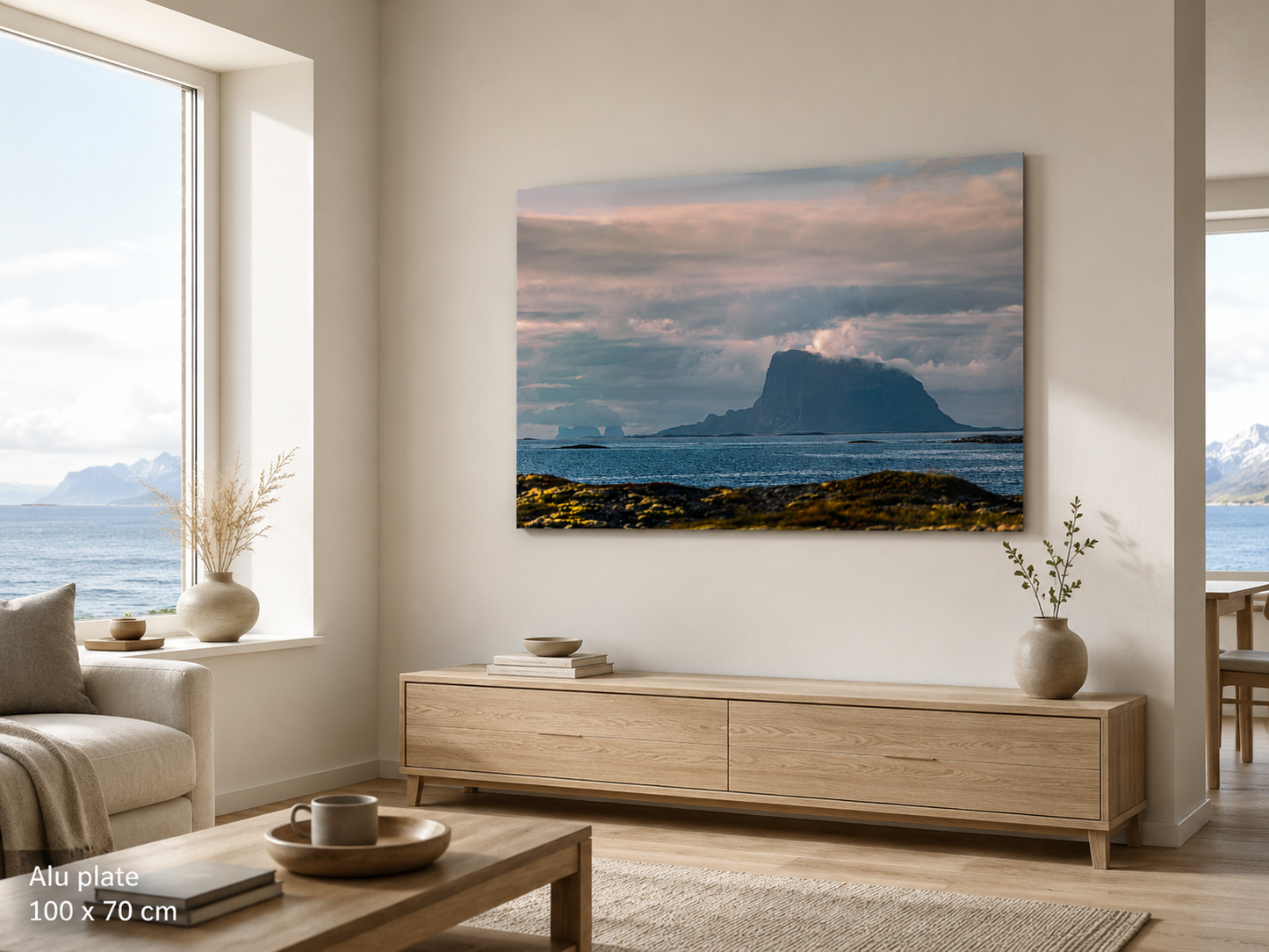 Lovund veggbilde i stue med Træna i det fjerne, hav og fjell skaper nordnorsk kyststemning.
