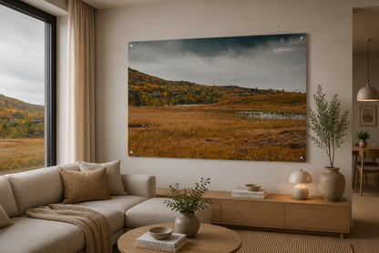Høstro veggbilde med varme høsttoner og åpent landskap i stue med naturlig stil.