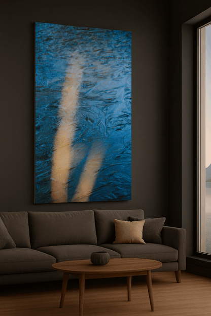 Abstrakt kunst og interiør – moderne uttrykk med natur og bøker