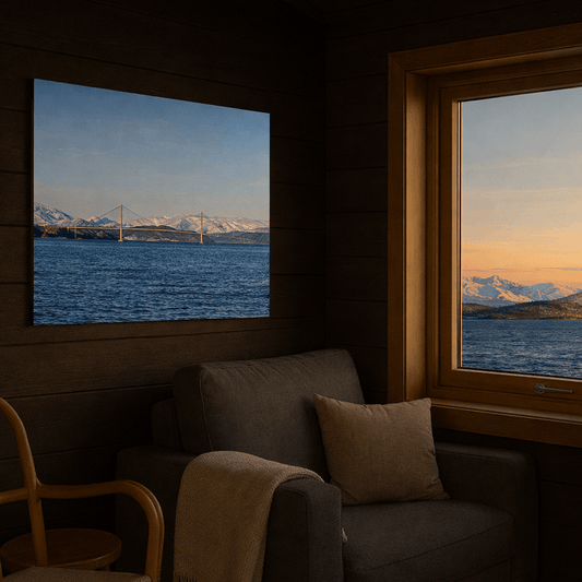 Helgelandsbrua veggbilde med fjord, fjell og nordisk ro i koselig stue
