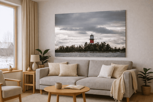 Fjärdgrund fyr veggbilde i stue med moderne interiør, dramatisk himmel og rødt og grønt fyr.