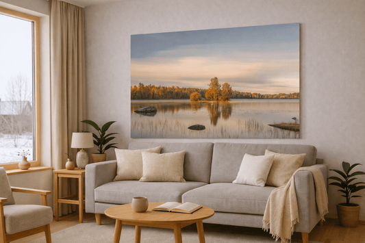 Høst i Nydalen veggbilde som viser et stille vannspeil og høstfarger i et rom.