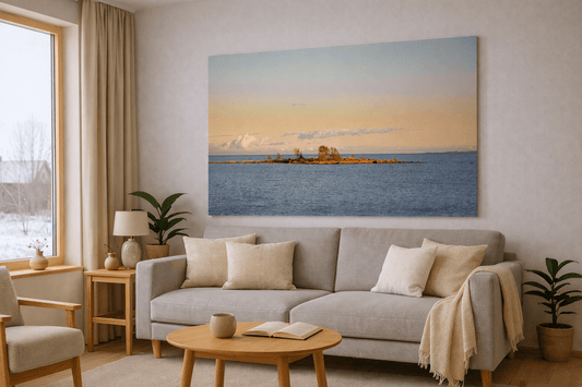 Høst på Holmön veggbilde i stue med havutsikt og gyllent lys, som gir rommet en følelse av stillhet.
