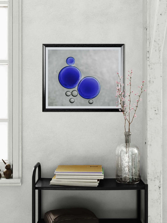 Moderne kunstplakat med blå bobler – stilren veggkunst til hjem og kontor