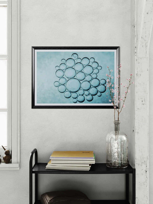 Minimalistisk interiør med kunst, blomster og bøker – inspirasjon til hjemmet