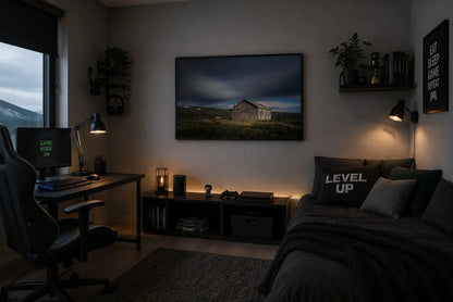 Den gamle fjellstua, rom med mørk innredning og moderne gaming skrivebord.