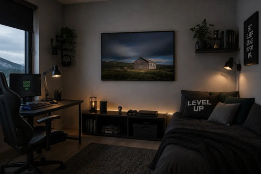 Den gamle fjellstua, rom med mørk innredning og moderne gaming skrivebord.