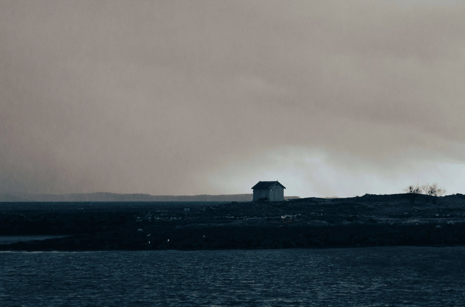 Ensom hytte – Mystisk kystlandskap
