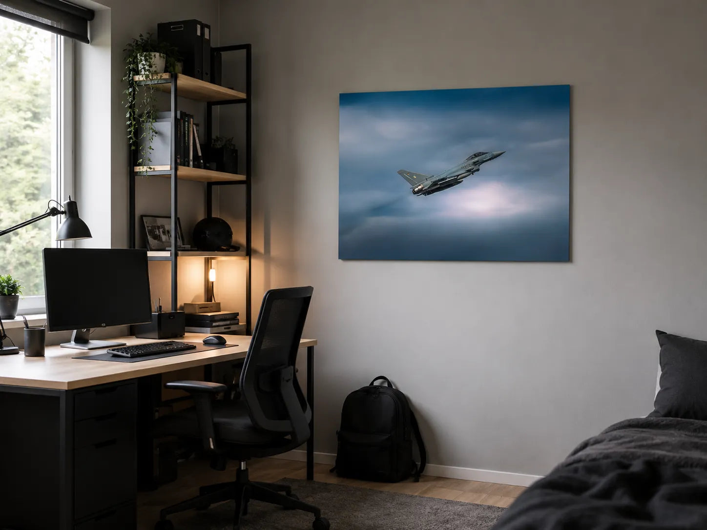 Eurofighter Typhoon veggbilde av militærfly i stigning mot dramatisk himmel.