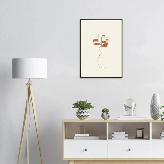 Fragmentert ro – minimalistisk abstrakt kunstplakat på veggen med lyse møbler og planter.