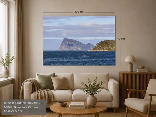 Håja veggbilde ved Sommarøy, skjermet av nordnorsk lys og blåtoner.