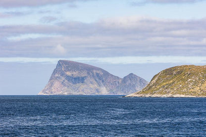 Utsikt over Håja i Troms, en markant øy med blåtoner og mykt nordnorsk lys.